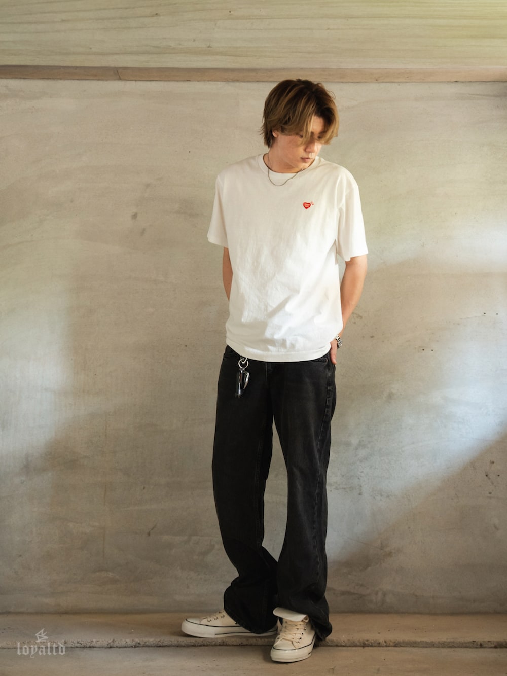 ホワイト系のTシャツ/カットソー、ブラック系のデニムパンツ、ホワイト系のスニーカーを着用したメンズの秋コーディネートの2枚目の写真