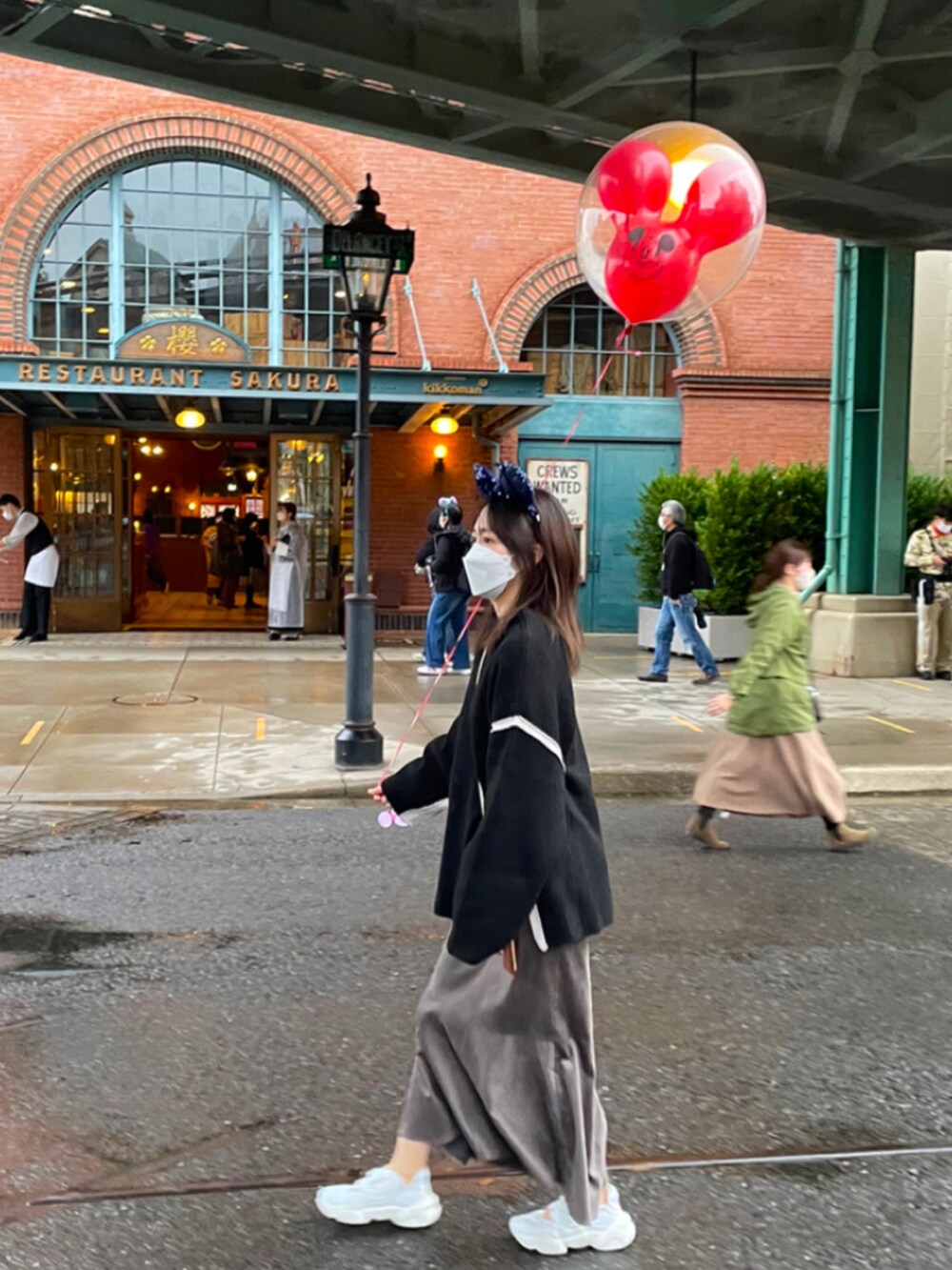 ブラック系のニット/セーター、その他のショルダーバッグ、グレー系のスカートを着用したレディースの秋コーディネートの2枚目の写真