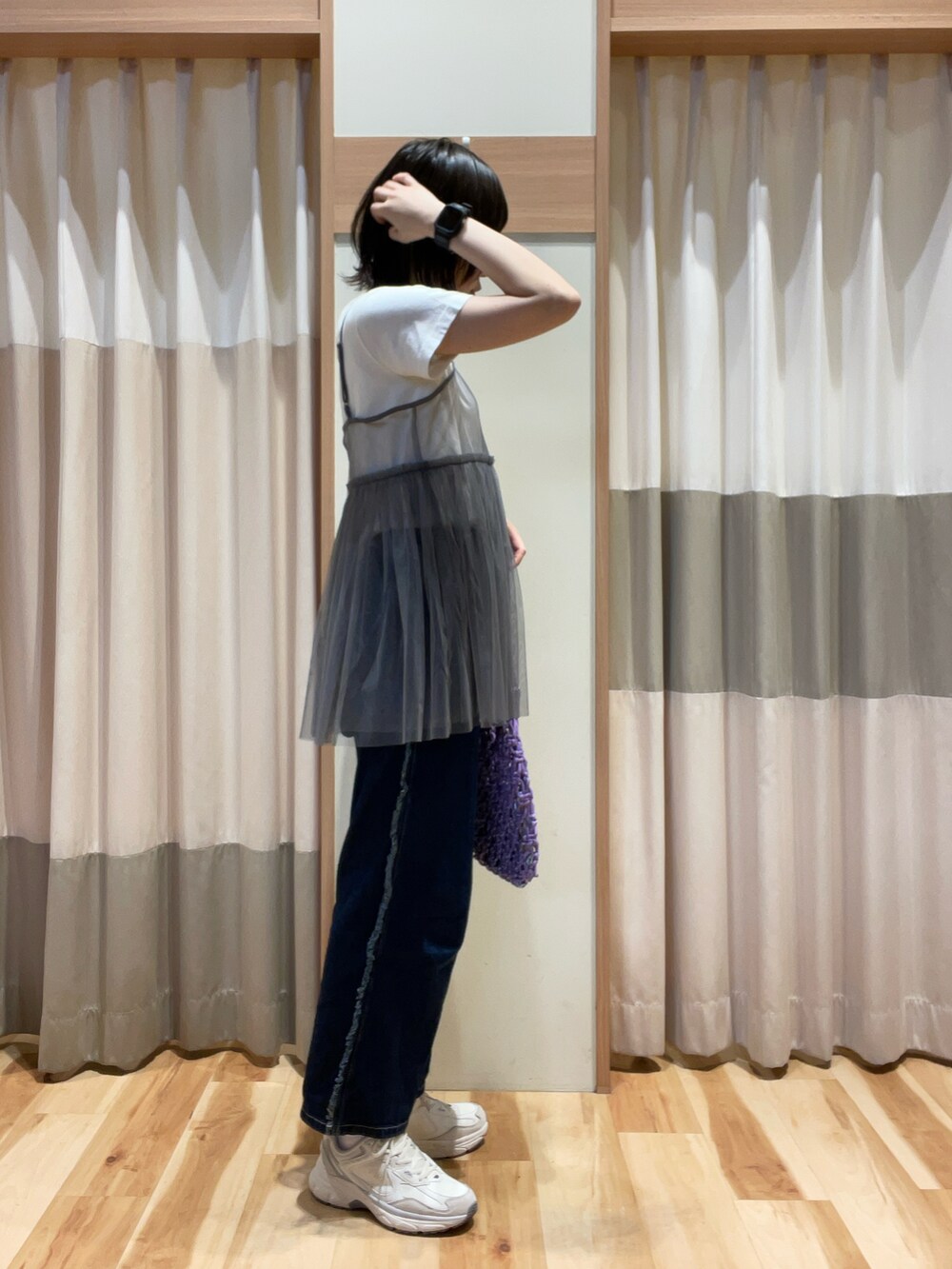 グレー系のシャツ/ブラウス、ブルー系のデニムパンツ、ホワイト系のTシャツ/カットソーを着用したレディースの春コーディネートの2枚目の写真