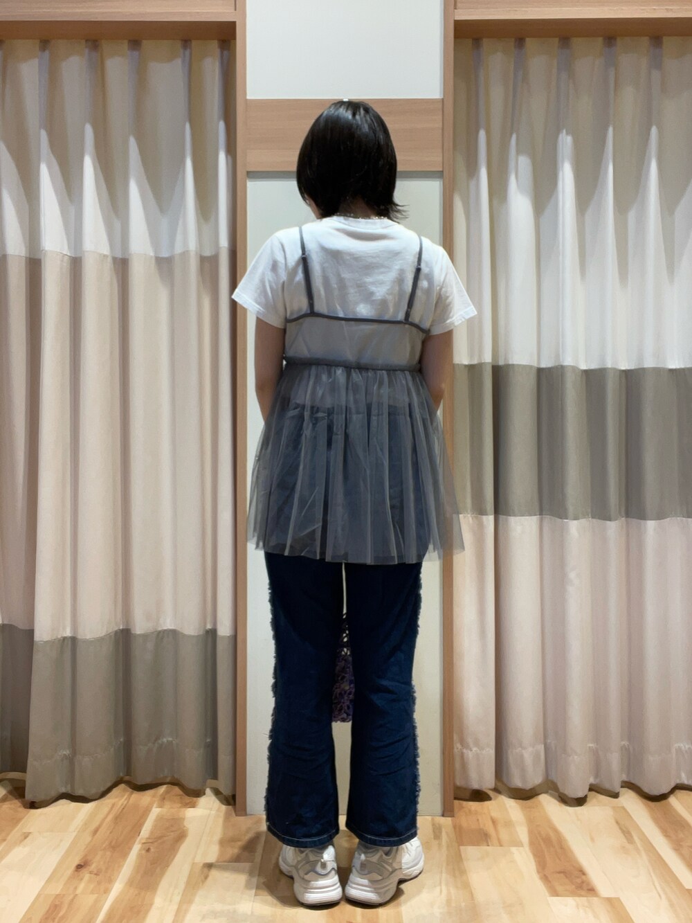 グレー系のシャツ/ブラウス、ブルー系のデニムパンツ、ホワイト系のTシャツ/カットソーを着用したレディースの春コーディネートの3枚目の写真