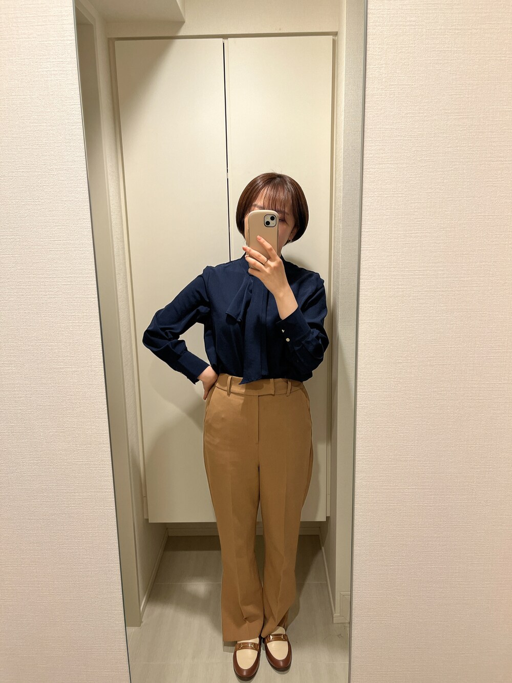 ベージュ系のジャケット/アウター、ブラック系のバッグ、ブルー系のシャツ/ブラウスを着用したレディースの春コーディネートの2枚目の写真