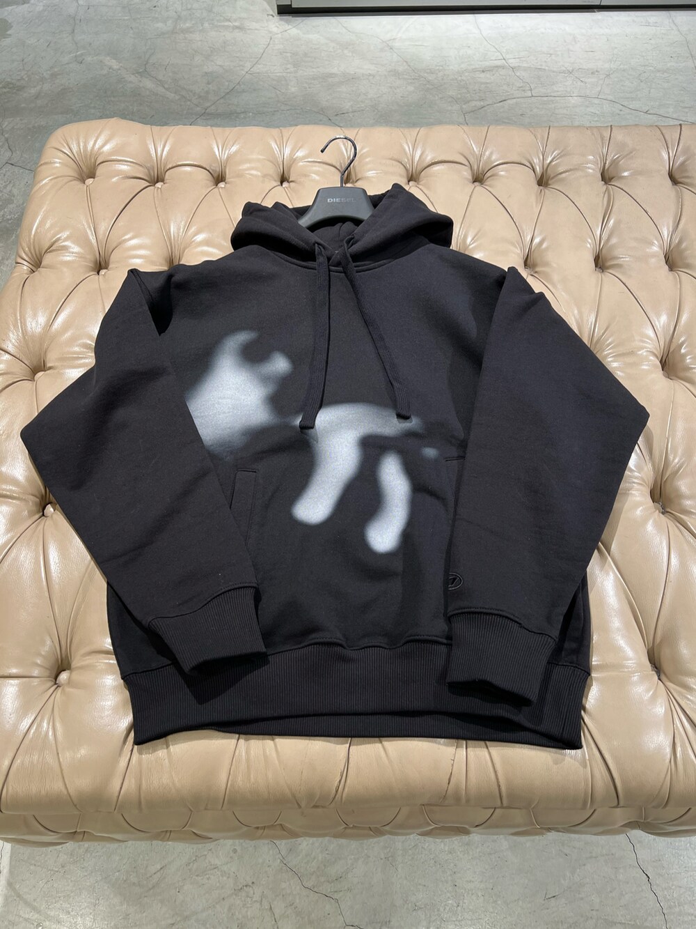 ホワイト系のTシャツ/カットソー、ブラック系のパーカー、ブラック系のカーゴパンツを着用したメンズの冬コーディネートの4枚目の写真