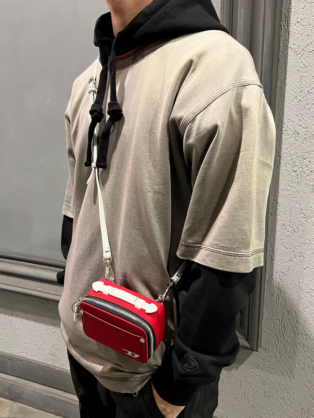 ホワイト系のTシャツ/カットソー、ブラック系のパーカー、ブラック系のカーゴパンツを着用したメンズの冬コーディネートの2枚目の写真