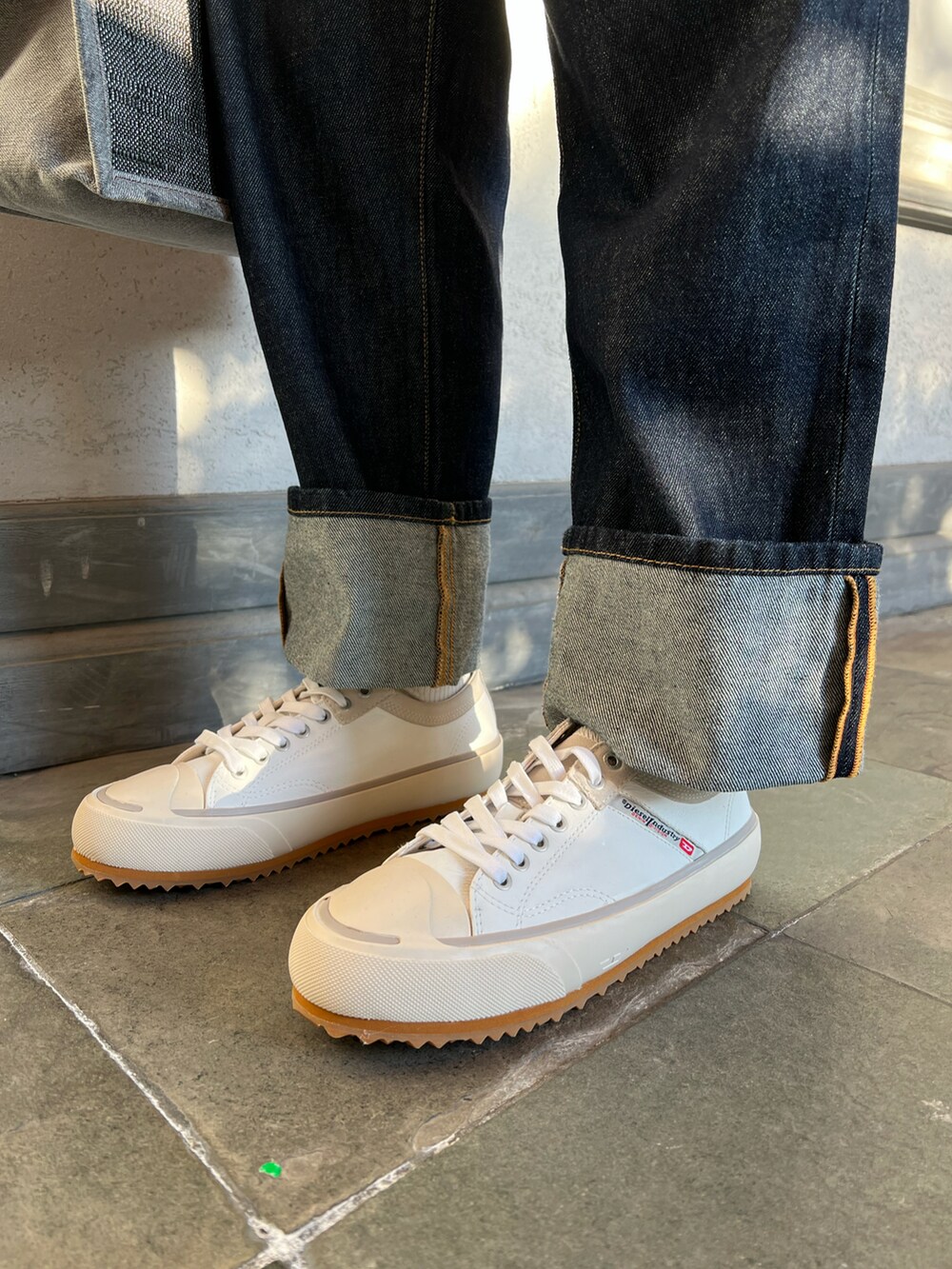 ホワイト系のTシャツ/カットソー、グリーン系のシャツ/ブラウス、ブルー系のデニムパンツを着用したメンズの春コーディネートの3枚目の写真