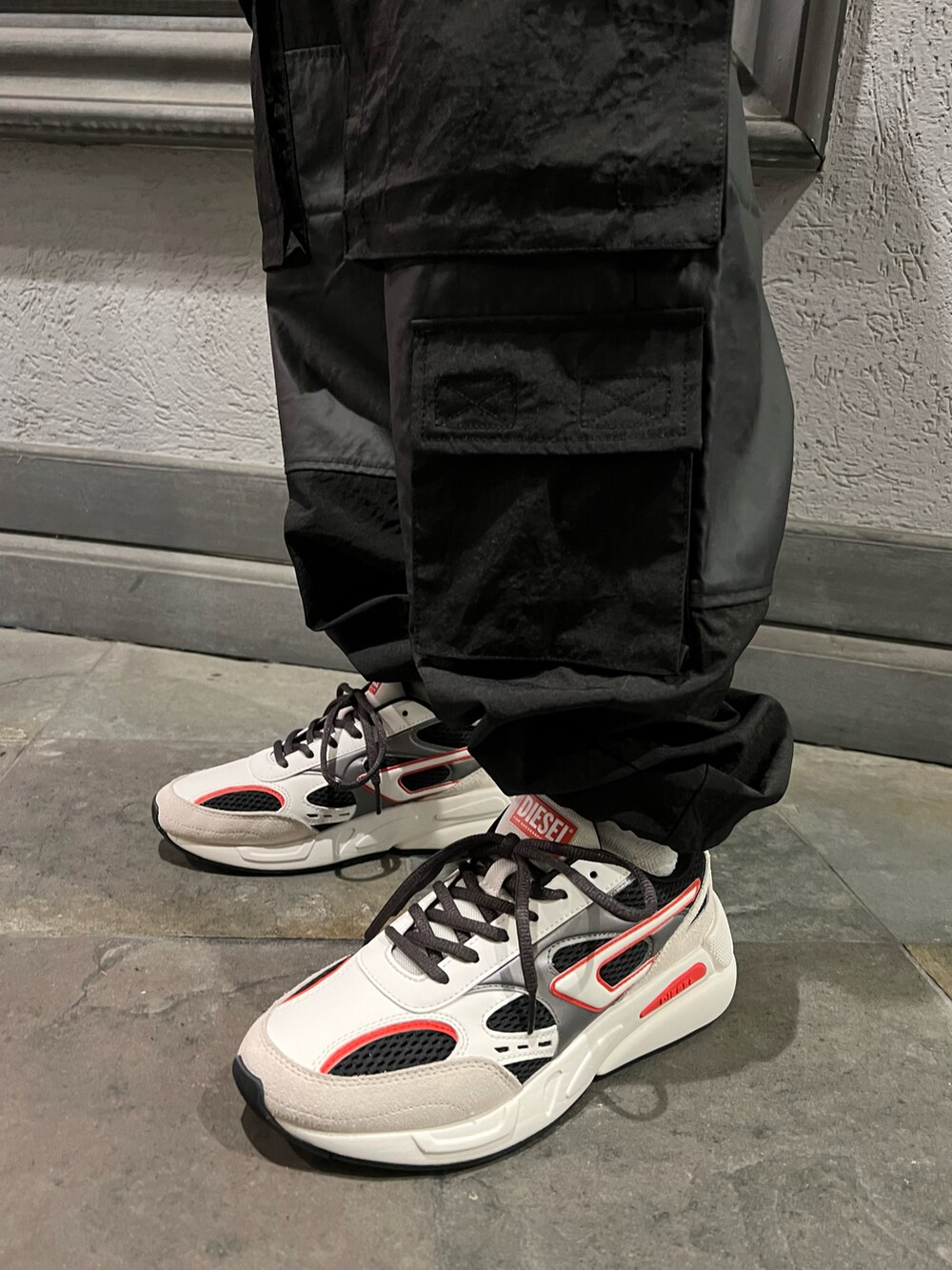 ホワイト系のTシャツ/カットソー、ブラック系のパーカー、ブラック系のカーゴパンツを着用したメンズの冬コーディネートの3枚目の写真