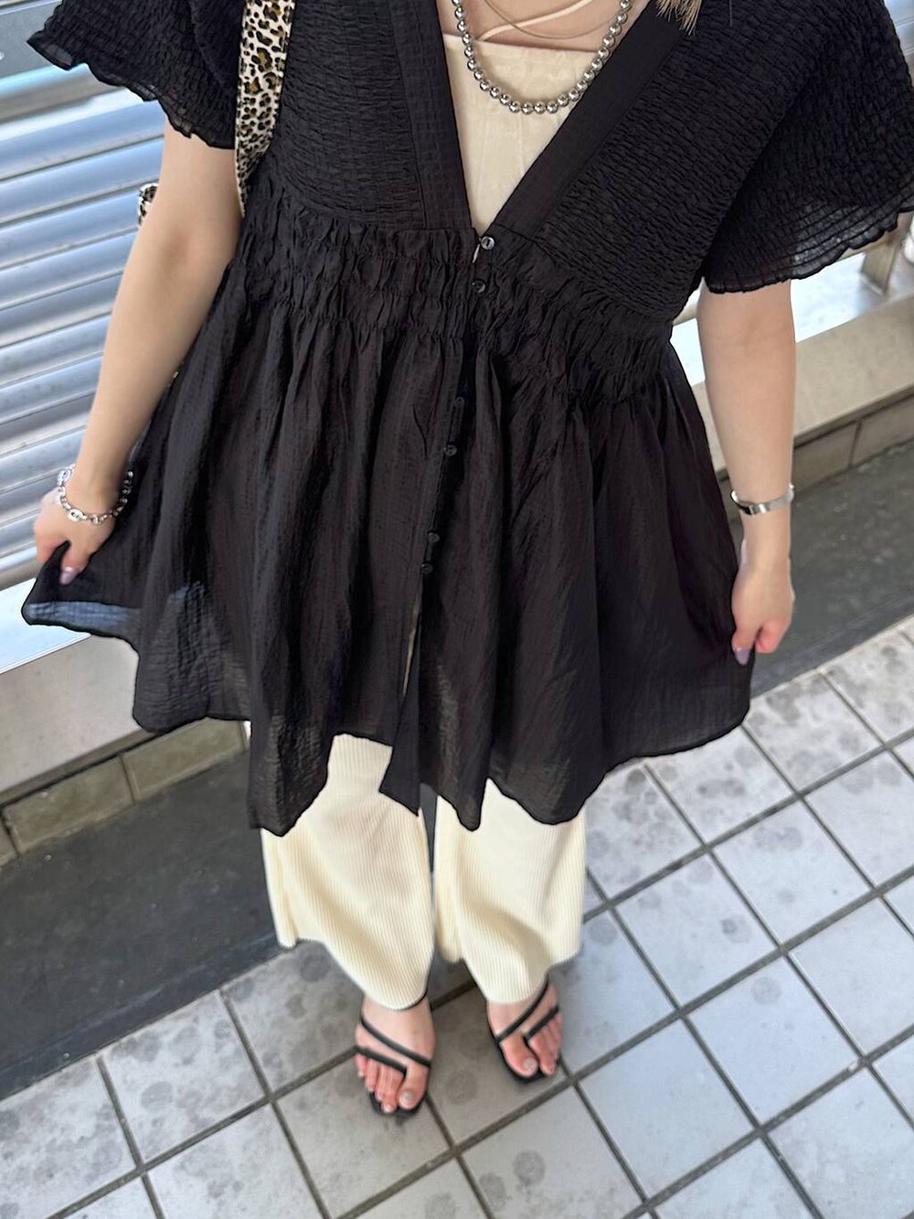 「きれいめ、カジュアル、高身長、ローリーズスタイル_LOWRYS FARM、大人女子カジュアル_LOWRYS FARM、LOWRYS FARM、ブラウス、フェミニン、デート/ロマンティック、夏コーデ、着痩せ・細見え」｜「LOWRYS FARMのLFガラトートBAG 284403（トートバッグ、その他）」を使った、shioriさん（レディース・167cm）の夏コーディネートの3枚目の写真