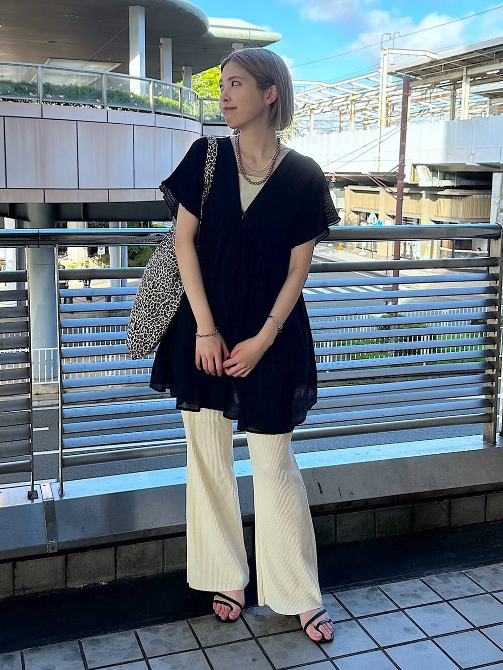 「きれいめ、カジュアル、高身長、ローリーズスタイル_LOWRYS FARM、大人女子カジュアル_LOWRYS FARM、LOWRYS FARM、ブラウス、フェミニン、デート/ロマンティック、夏コーデ、着痩せ・細見え」｜「LOWRYS FARMのLFガラトートBAG 284403（トートバッグ、その他）」を使った、shioriさん（レディース・167cm）の夏コーディネートの4枚目の写真