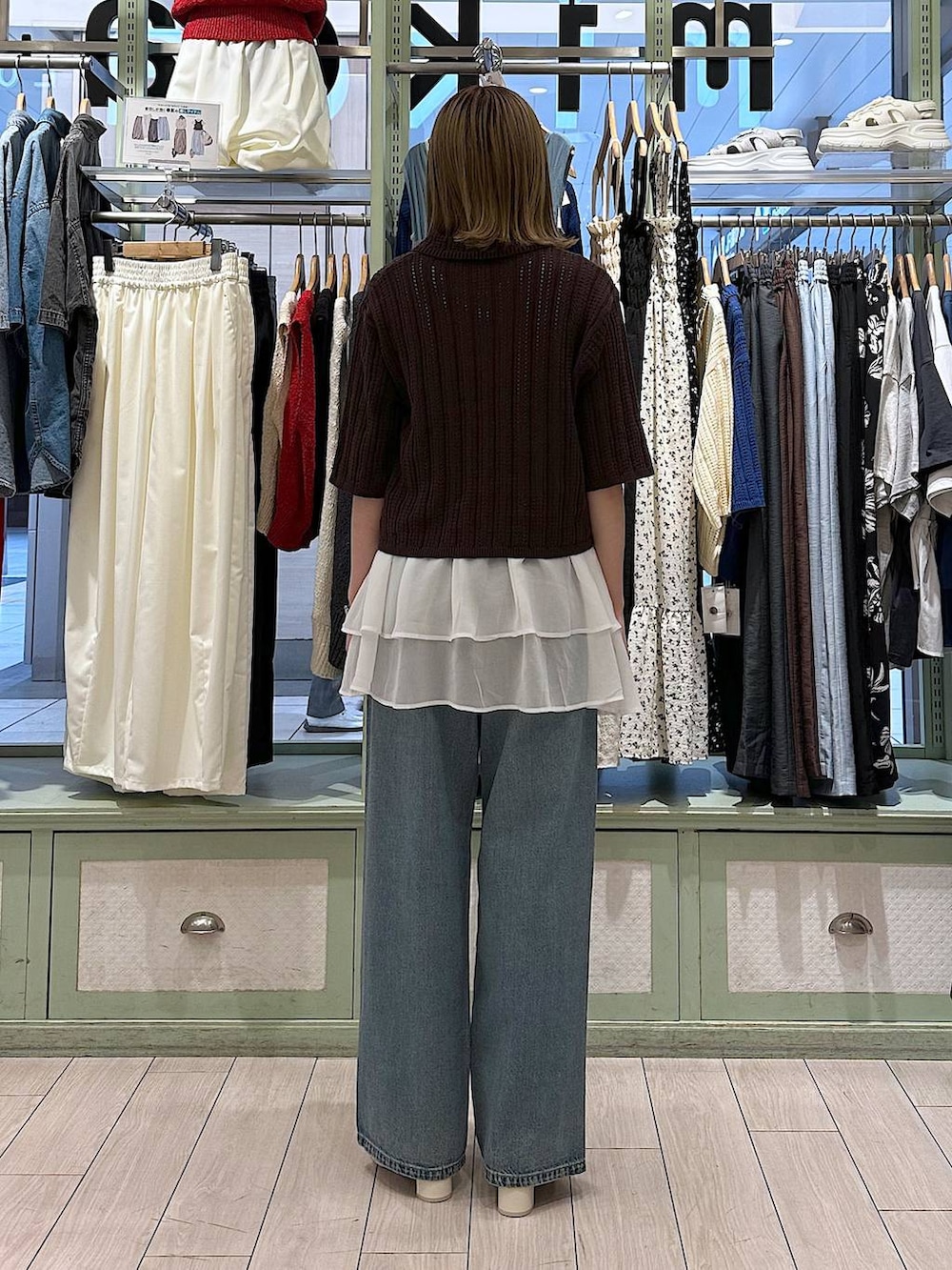 「大人女子カジュアル_LOWRYS FARM、LOWRYS FARM、ニット、デニムパンツ、andST、レイヤードスタイル、着痩せ・細見え、夏コーデ、きれいめ、カジュアル、高身長、ローリーズスタイル_LOWRYS FARM」｜「LOWRYS FARMのビジューワイドストレートＰ 136104（デニムパンツ、ブルー系）」を使った、shioriさん（レディース・167cm）の春コーディネートの3枚目の写真