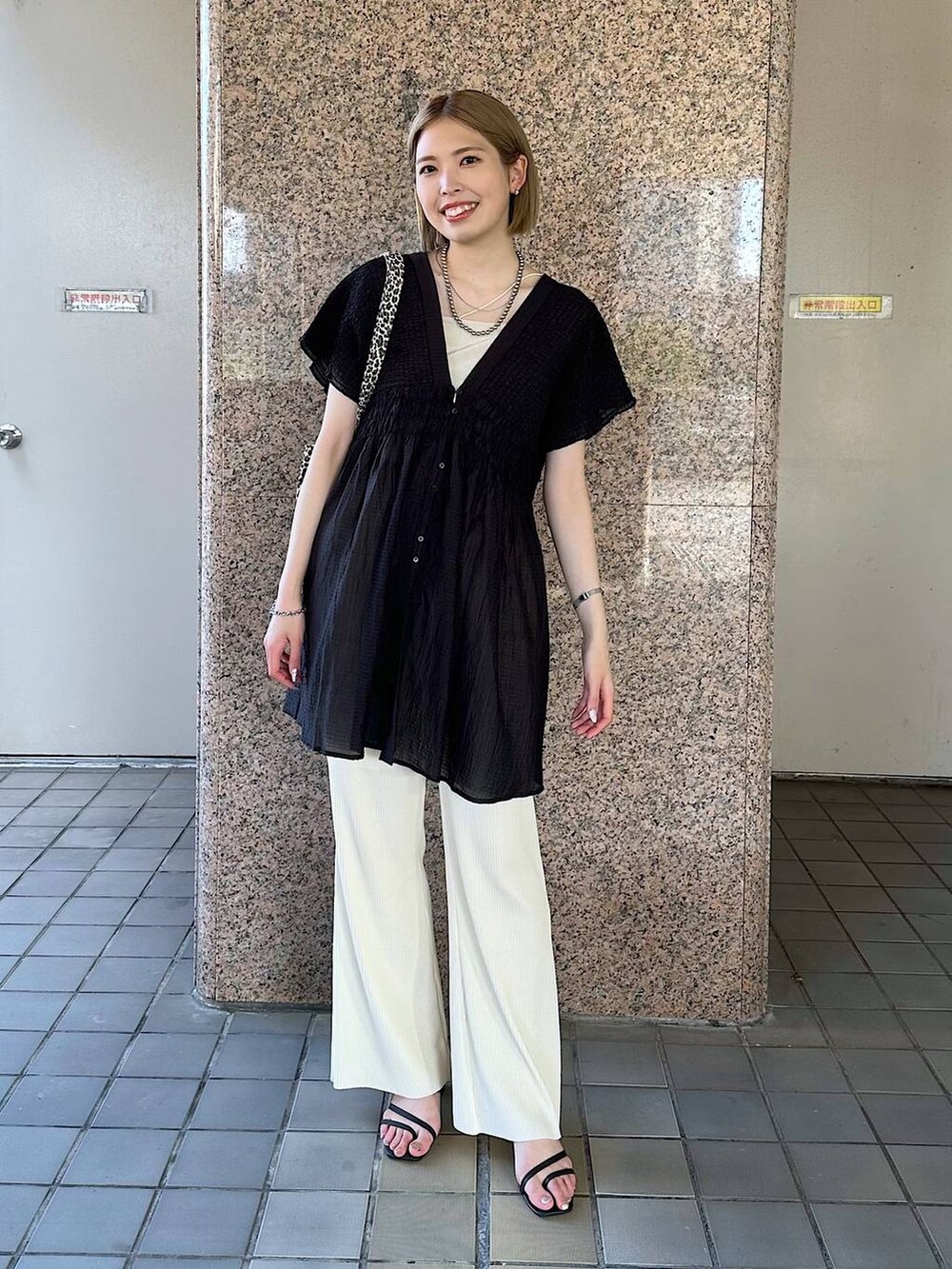 「きれいめ、カジュアル、高身長、ローリーズスタイル_LOWRYS FARM、大人女子カジュアル_LOWRYS FARM、LOWRYS FARM、ブラウス、フェミニン、デート/ロマンティック、夏コーデ、着痩せ・細見え」｜「LOWRYS FARMのLFガラトートBAG 284403（トートバッグ、その他）」を使った、shioriさん（レディース・167cm）の夏コーディネートの2枚目の写真