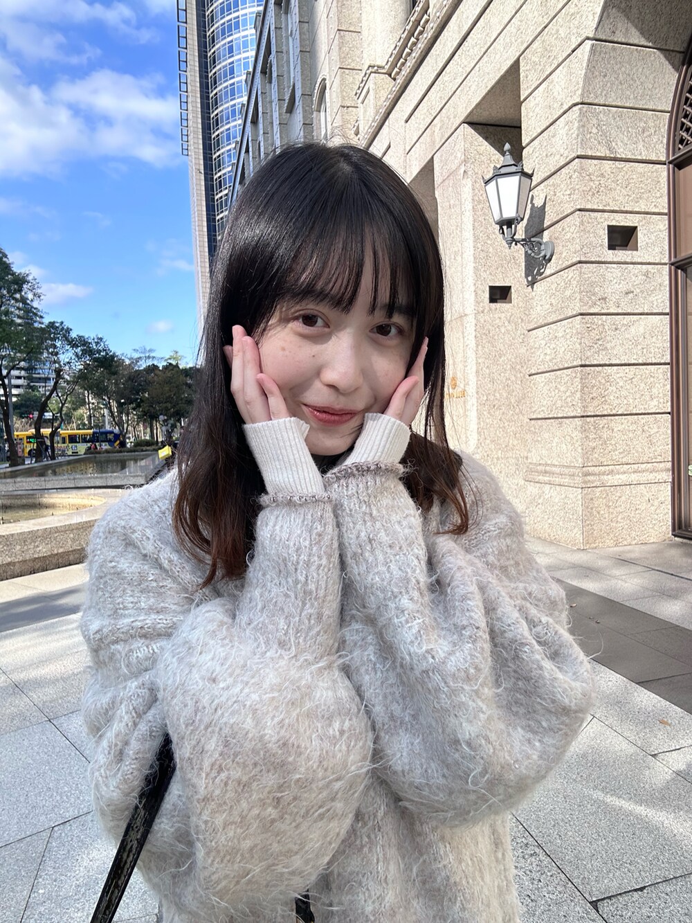 ホワイト系のカーディガン/ボレロ、ホワイト系のスカート、ホワイト系のニット/セーターを着用したレディースの冬コーディネートの3枚目の写真