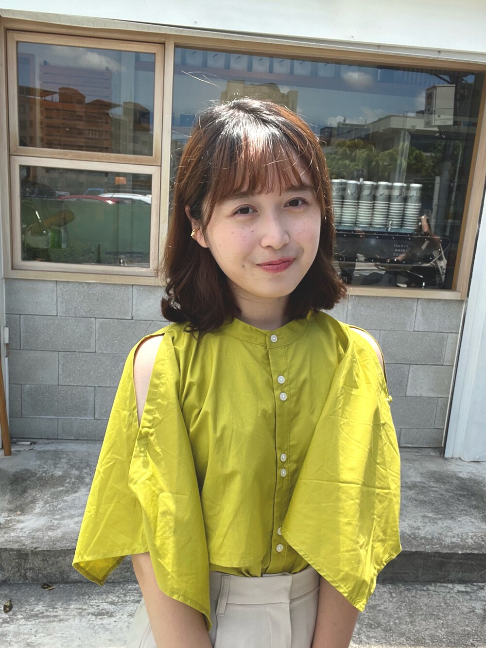 グリーン系のシャツ/ブラウス、ホワイト系のその他パンツを着用したレディースの夏コーディネートの2枚目の写真