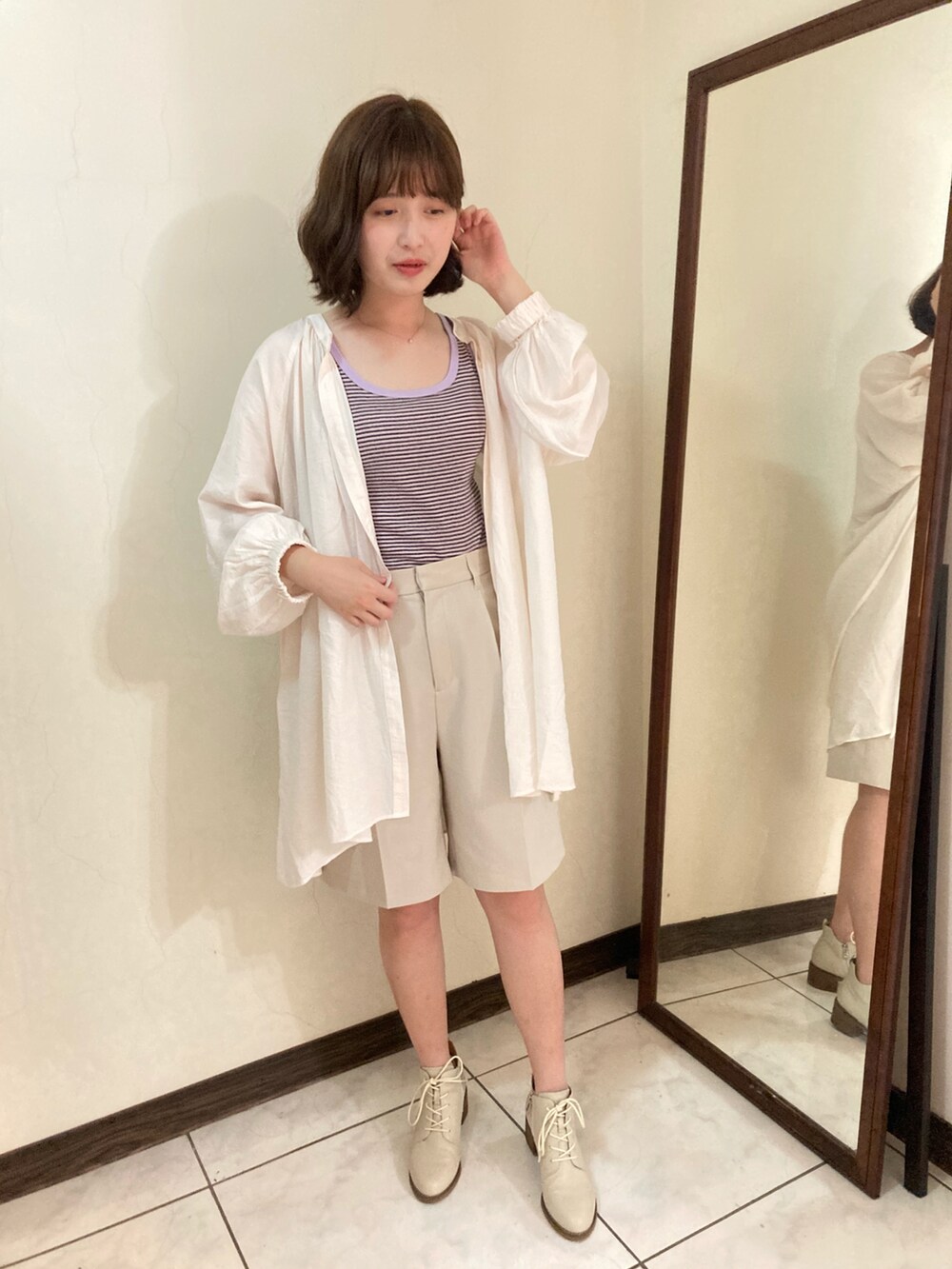 ホワイト系のその他パンツ、ホワイト系のシャツ/ブラウス、パープル系のタンクトップを着用したレディースの春コーディネートの2枚目の写真