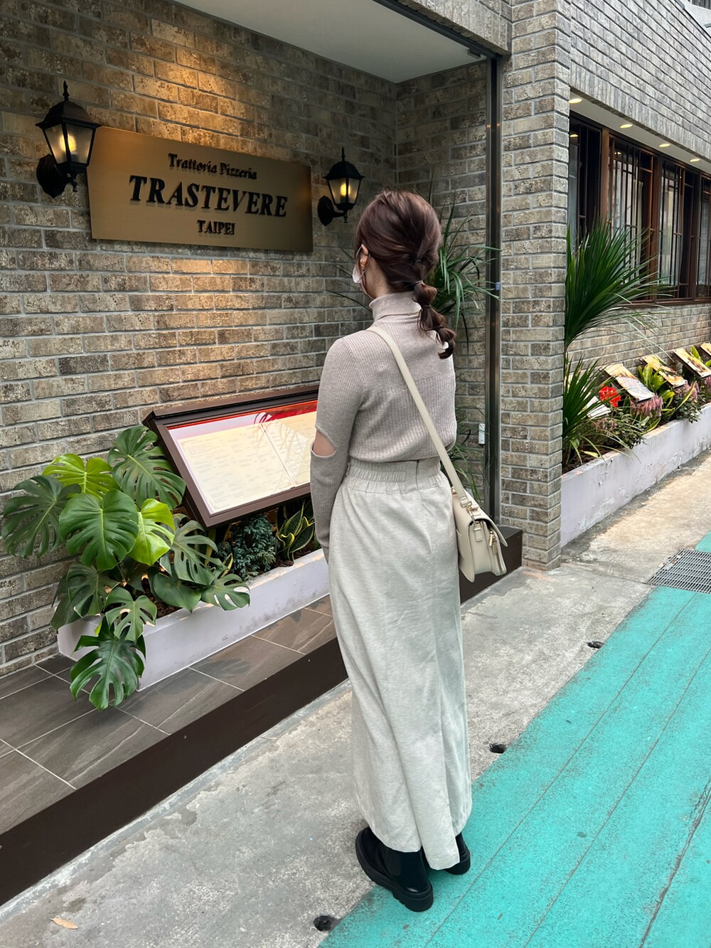 ブラウン系のニット/セーター、ホワイト系のスカートを着用したレディースの冬コーディネートの2枚目の写真