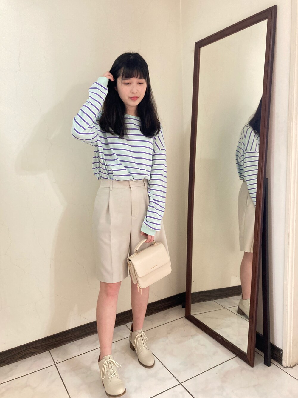 グリーン系のTシャツ/カットソー、ホワイト系のその他パンツを着用したレディースの春コーディネートの2枚目の写真