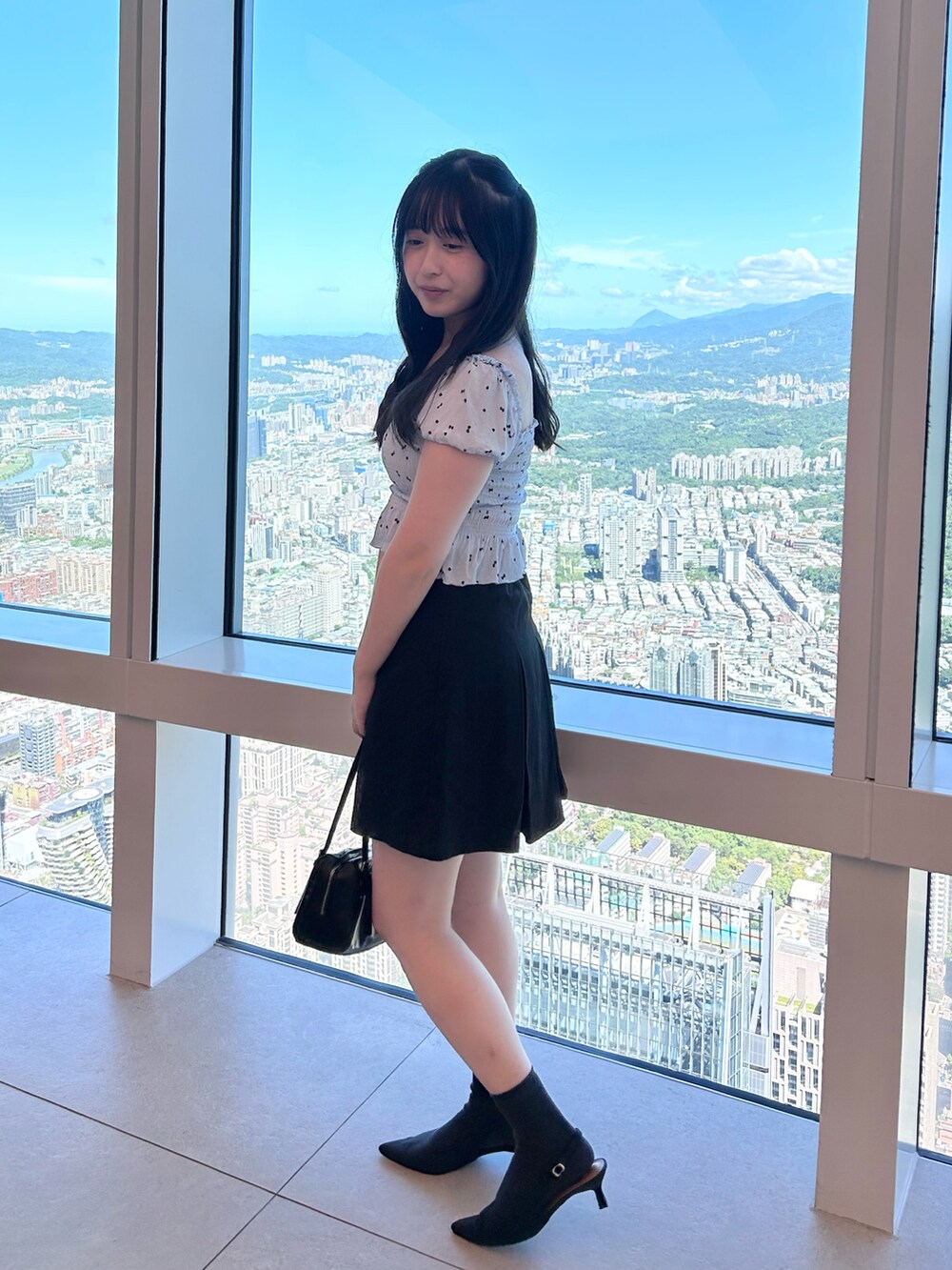 ブルー系のシャツ/ブラウス、ブラック系のパンプスを着用したレディースの秋コーディネートの2枚目の写真