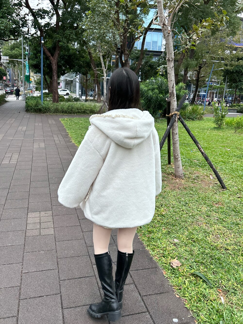 ホワイト系のその他アウター、ベージュ系のTシャツ/カットソーを着用したレディースの冬コーディネートの2枚目の写真