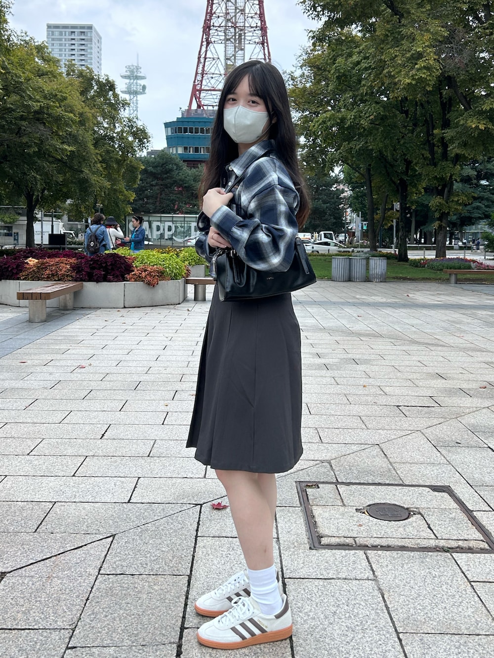 ブルー系のシャツ/ブラウス、ベージュ系のスニーカー、グレー系のスカートを着用したレディースの秋コーディネートの3枚目の写真