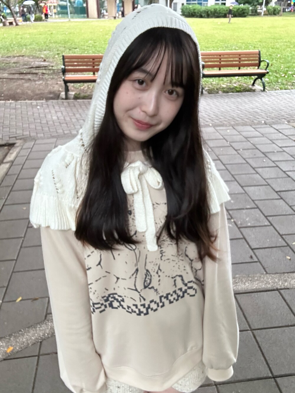 ベージュ系のスウェット、ホワイト系のその他パンツ、ホワイト系の付け襟を着用したレディースの冬コーディネートの2枚目の写真