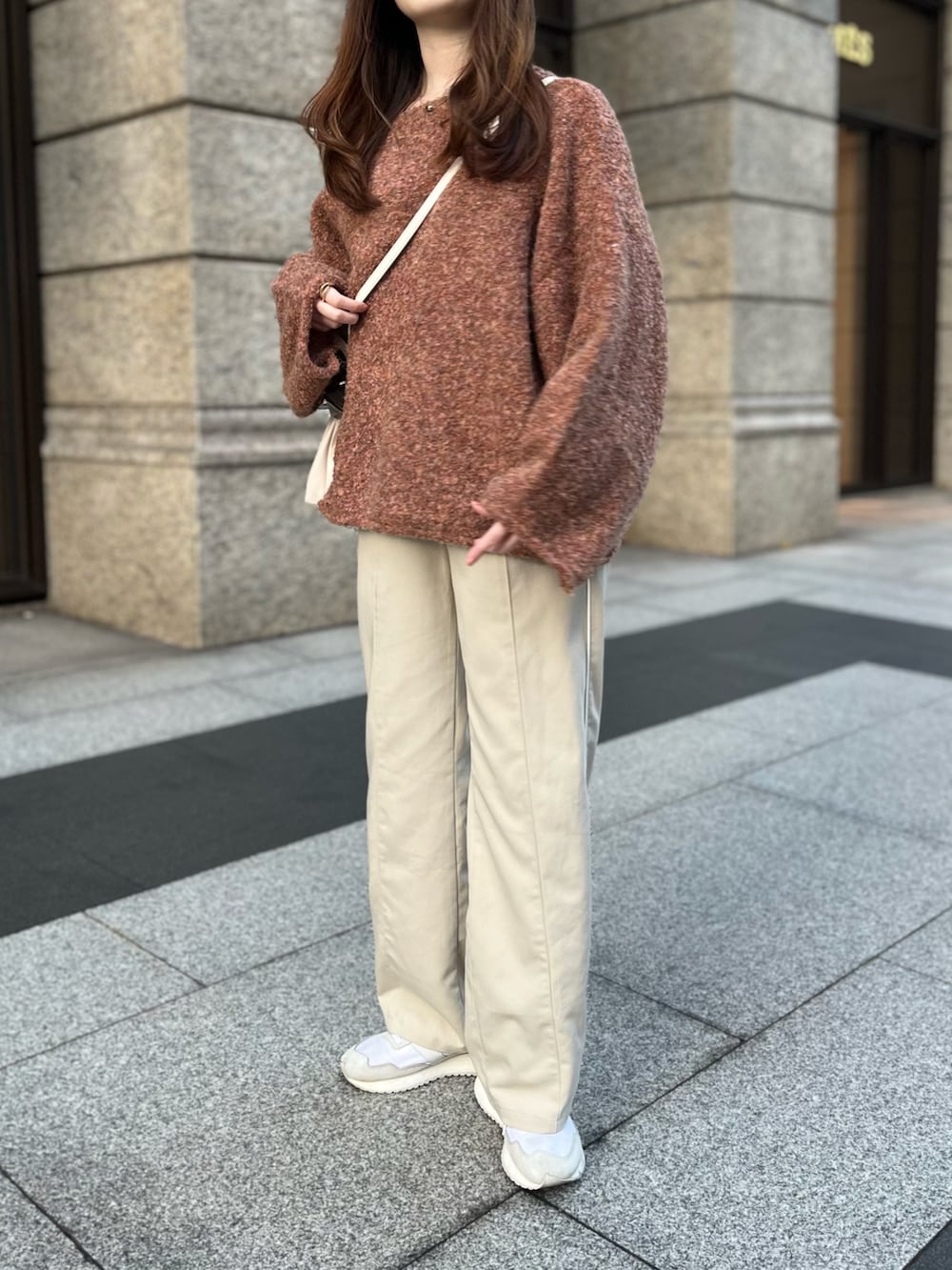 ブラウン系のニット/セーター、ホワイト系のショルダーバッグ、ホワイト系のその他パンツを着用したレディースの秋コーディネートの2枚目の写真