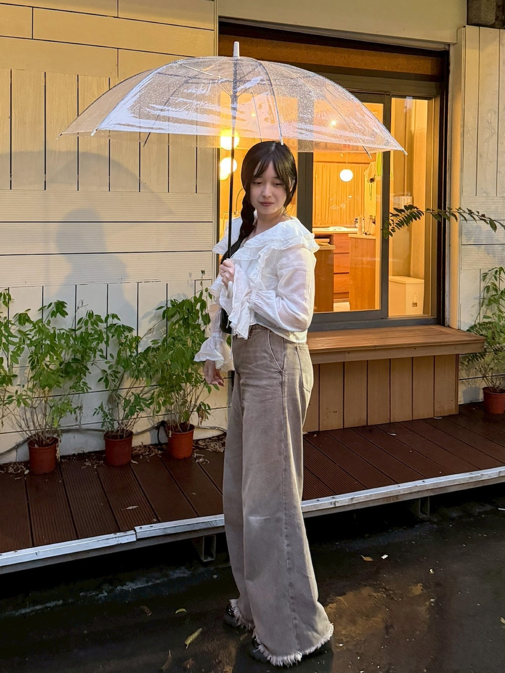 ホワイト系のシャツ/ブラウス、ブラウン系のデニムパンツを着用したレディースの秋コーディネートの2枚目の写真