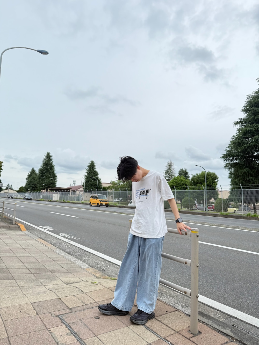 ホワイト系のTシャツ/カットソー、ブルー系のデニムパンツを着用したメンズの秋コーディネートの2枚目の写真