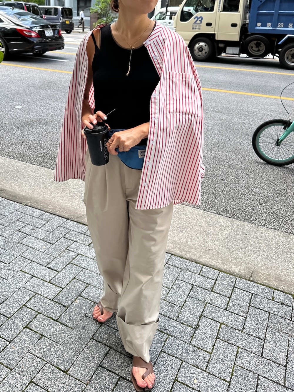 「お出かけコーデ、ウエストポーチ、アツいコーデ全部見せ、夏コーデ、スポーツミックス、サンダル、秋服準備はじめました、パンツスタイル、ママコーデ、ノースリーブ、高身長コーデ、リラックススタイル、ブラックコーデ、シャツスタイル、きれいめコーデ」｜「feepurのツータックロールUPワイドパンツ（その他パンツ、ベージュ系）」を使った、yuri さん（レディース・162cm）の夏コーディネートの3枚目の写真