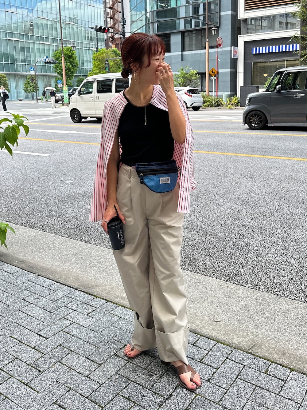 「お出かけコーデ、ウエストポーチ、アツいコーデ全部見せ、夏コーデ、スポーツミックス、サンダル、秋服準備はじめました、パンツスタイル、ママコーデ、ノースリーブ、高身長コーデ、リラックススタイル、ブラックコーデ、シャツスタイル、きれいめコーデ」｜「feepurのツータックロールUPワイドパンツ（その他パンツ、ベージュ系）」を使った、yuri さん（レディース・162cm）の夏コーディネートの2枚目の写真