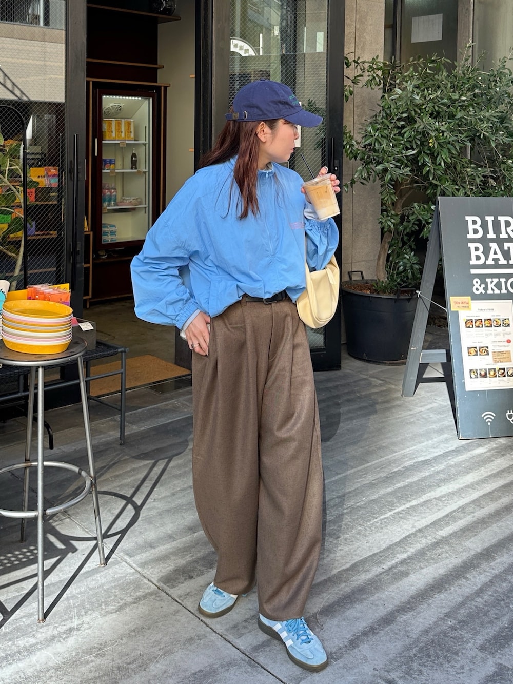 ブルー系のその他トップス、ブラウン系のスラックス、ブルー系のスニーカーを着用したレディースの冬コーディネートの4枚目の写真