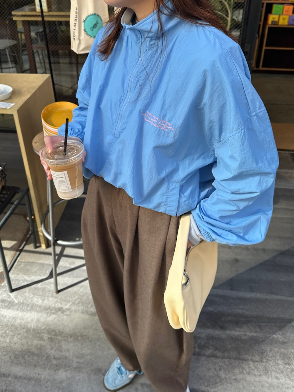 ブルー系のその他トップス、ブラウン系のスラックス、ブルー系のスニーカーを着用したレディースの冬コーディネートの6枚目の写真