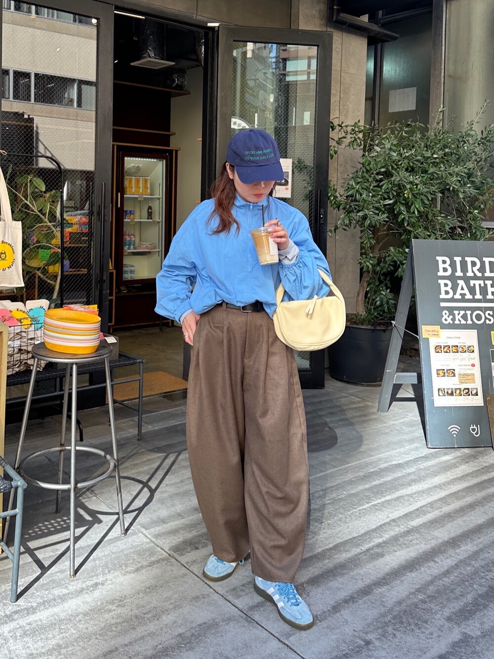 ブルー系のその他トップス、ブラウン系のスラックス、ブルー系のスニーカーを着用したレディースの冬コーディネートの7枚目の写真