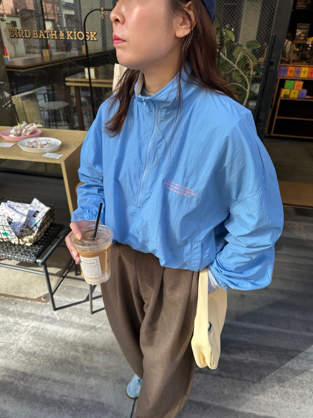 ブルー系のその他トップス、ブラウン系のスラックス、ブルー系のスニーカーを着用したレディースの冬コーディネートの2枚目の写真