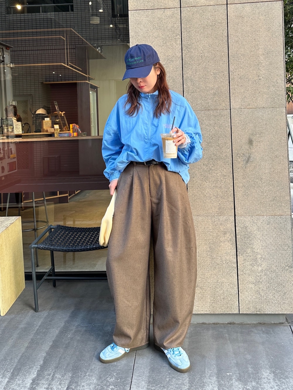 ブルー系のその他トップス、ブラウン系のスラックス、ブルー系のスニーカーを着用したレディースの冬コーディネートの8枚目の写真