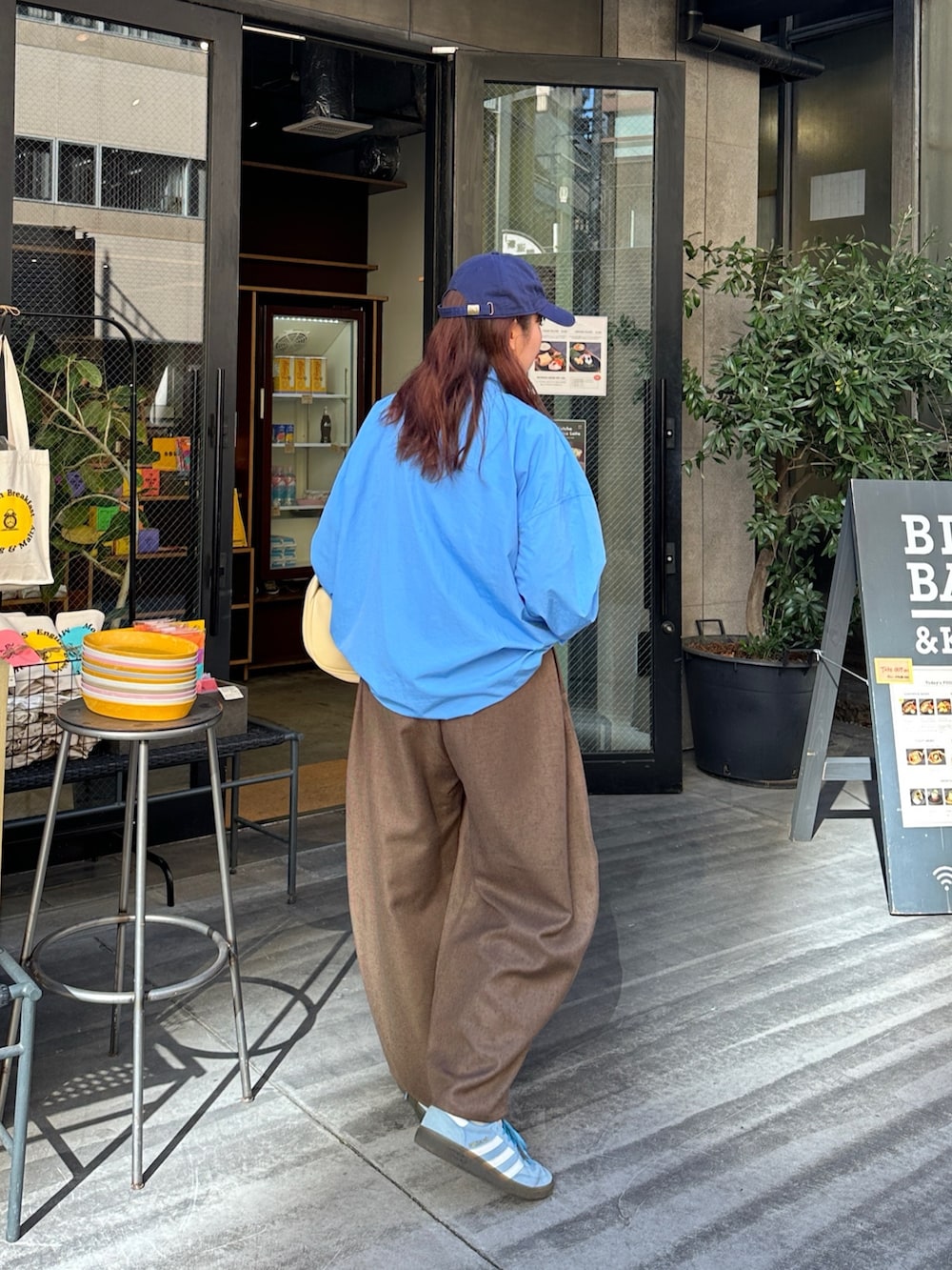 ブルー系のその他トップス、ブラウン系のスラックス、ブルー系のスニーカーを着用したレディースの冬コーディネートの3枚目の写真