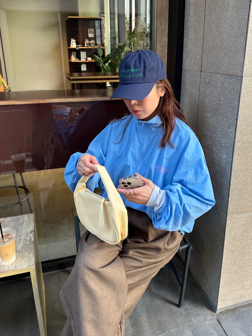 ブルー系のその他トップス、ブラウン系のスラックス、ブルー系のスニーカーを着用したレディースの冬コーディネートの5枚目の写真