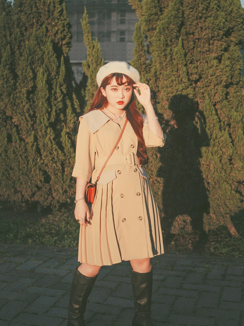 ブラウン系のバッグ、ゴールド系のネックレスを着用したレディースの春コーディネートの2枚目の写真