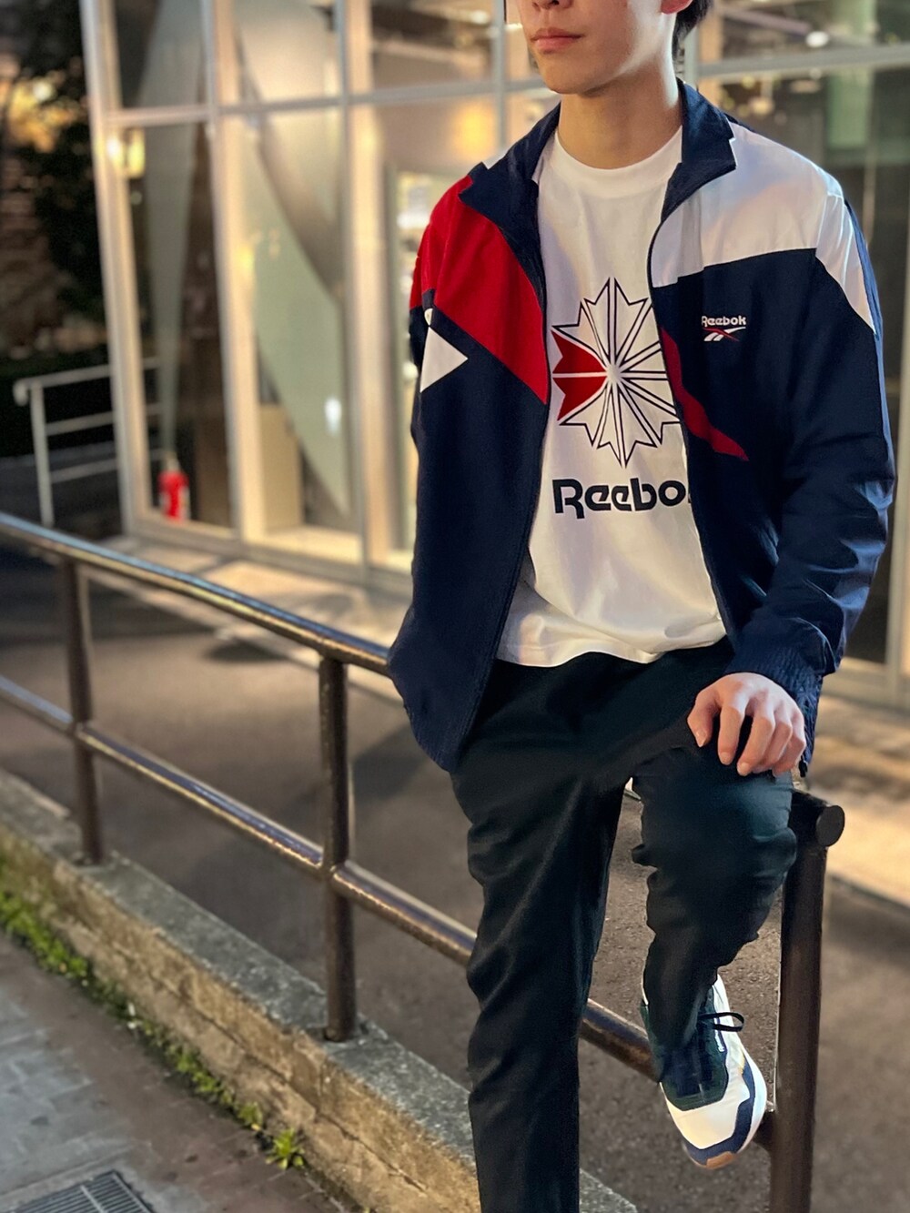 「春コーデ、リーボック(Reebok)、reebok、リーボッククラシックストア原宿、rhmiha、スポーツミックス、ストリート、スニーカー、おしゃれさんと繋がりたい、ootd、原宿」｜「Reebokのクラシックス ベクター トラック ジャケット / Classics Vector Track Jacket（ジャケット/アウター、その他）」を使った、リーボックさん（メンズ・178cm）の春コーディネートの3枚目の写真