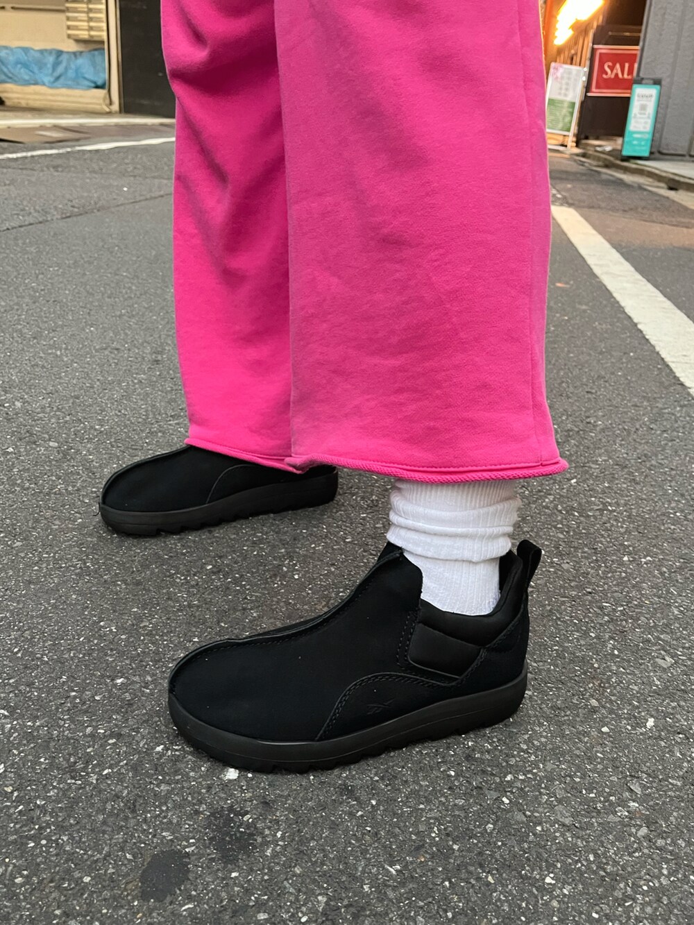 「トレンド、reebok、サンダル、パンツスタイル、リーボック(Reebok)、楽チンコーデ、pink、Reebokclassic、beatnik、reebokstoreshibuya」｜「Reebokのアイテム（Tシャツ/カットソー、ホワイト系）」を使った、リーボックさん（レディース・156cm）の夏コーディネートの2枚目の写真