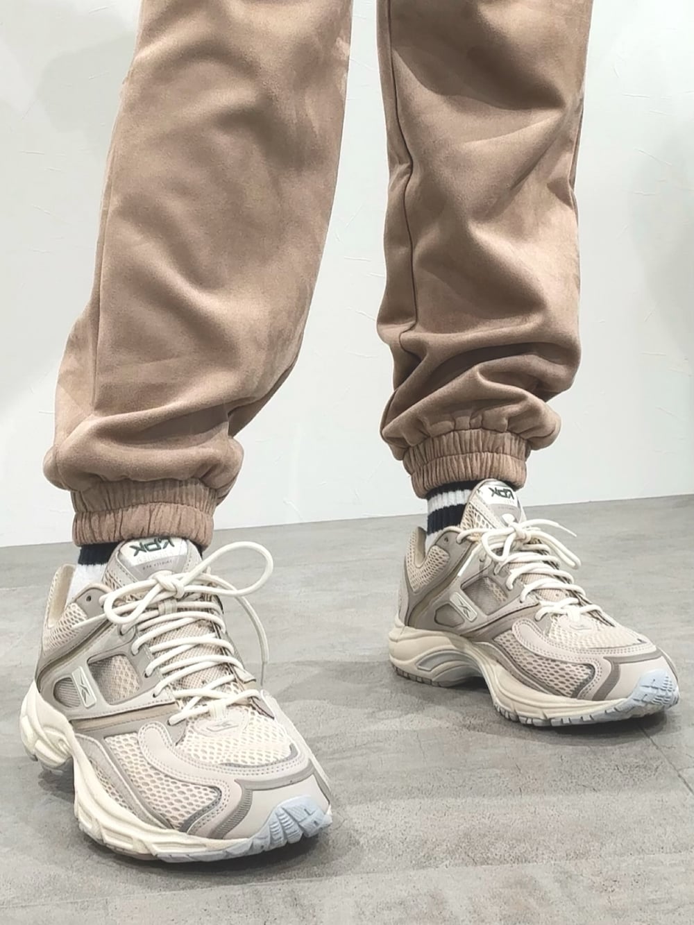 「ベージュ、ベージュコーデ、ストリート、ストリートコーデ、パーカー」｜「Reebokのスエードライク フーディー / SUEDE LIKE HOODIE（パーカー、ベージュ系）」を使った、リーボックさん（レディース・172cm）の冬コーディネートの3枚目の写真