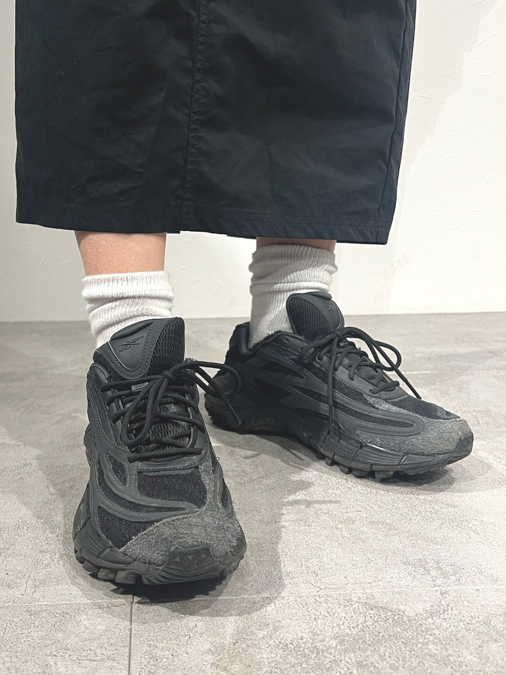 「リーボック(Reebok)、reebok、新星WEARISTAにエントリー、青、ブラック、ブラックコーデ、ジグキネティカ、スウェット、オールブラック、スニーカー、シンプルスタイル、outfit、black」｜「Reebokのクラシック クルー スウェット / CLASSIC AE CREW SEWAT（スウェット、ブラック系）」を使った、リーボックさん（レディース・168cm）の冬コーディネートの2枚目の写真