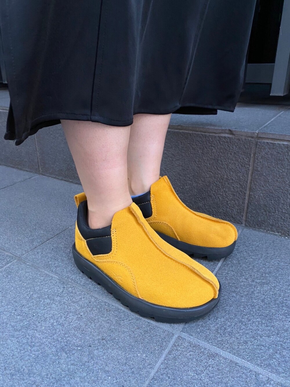 「reebok、サンダル、休日コーデ、きれいめカジュアル、カジュアルコーデ、今日のコーデ、初秋コーデ、Reebokclassic、ビートニック、beatnik」｜「Reebokのビートニク サンダルズ / Beatnik Sandals / リーボック（メンズ/レディース）（スリッポン、ゴールド系）」を使った、リーボックさん（レディース・156cm）の秋コーディネートの2枚目の写真