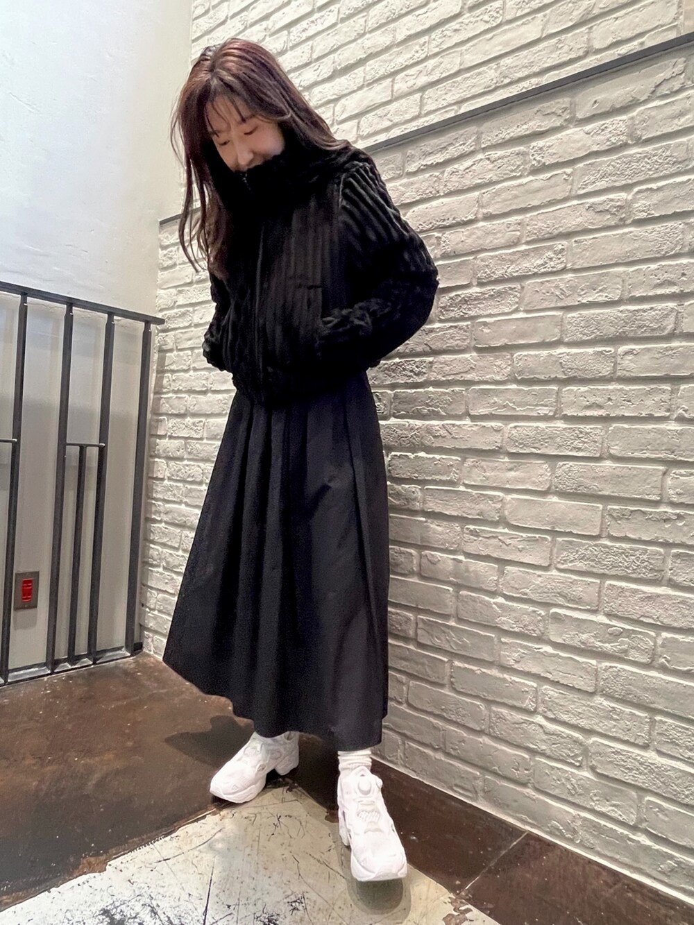 「reebok、リーボック、ジャケット、クロップド丈、インスタポンプフューリー、ポンプフューリー、パファージャケット、モノトーンコーデ、骨格ウェーブ、冬コーデ」｜「Reebokのファッション パファ ジャケット / Fashion Puffer Jacket（その他アウター、ブラック系）」を使った、リーボックさん（レディース・158cm）の冬コーディネートの2枚目の写真