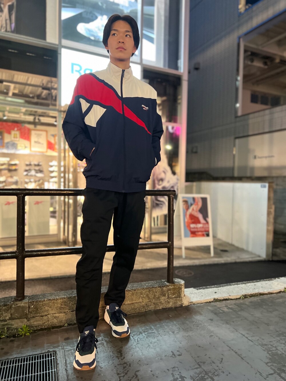 「春コーデ、リーボック(Reebok)、reebok、リーボッククラシックストア原宿、rhmiha、スポーツミックス、ストリート、スニーカー、おしゃれさんと繋がりたい、ootd、原宿」｜「Reebokのクラシックス ベクター トラック ジャケット / Classics Vector Track Jacket（ジャケット/アウター、その他）」を使った、リーボックさん（メンズ・178cm）の春コーディネートの2枚目の写真