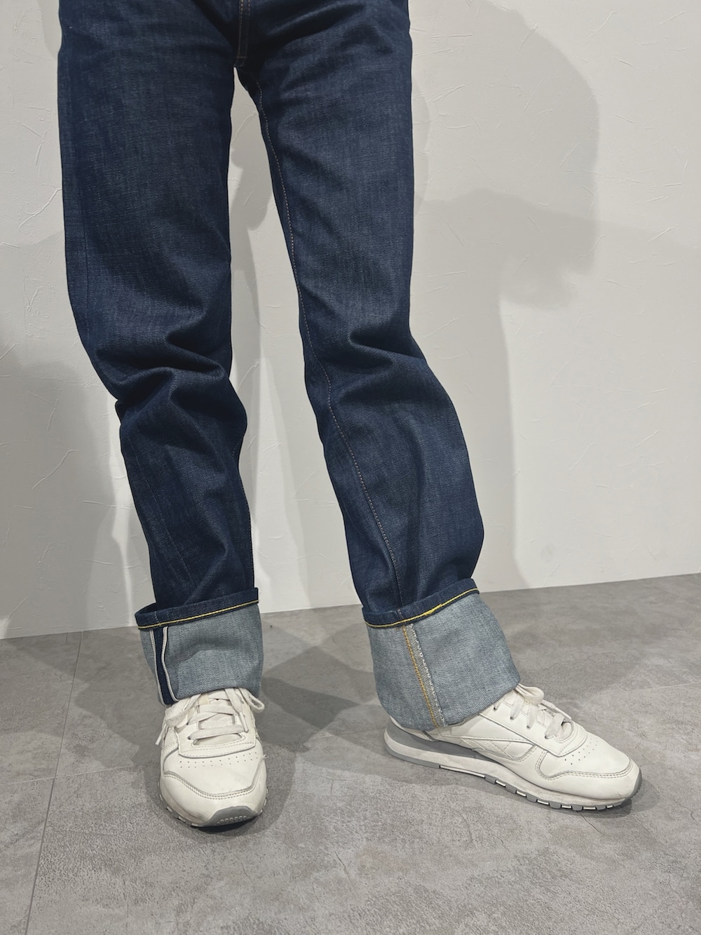 「reebok、リーボック、デニム、短丈、カジュアルコーデ、デニムパンツ、スニーカーコーデ、骨格ウェーブ、シンプルコーデ、タートルニット、重ね着」｜「Reebokのカバーアップ スウェット / CL AE COVERUP（スウェット、ホワイト系）」を使った、リーボックさん（レディース・158cm）の冬コーディネートの2枚目の写真
