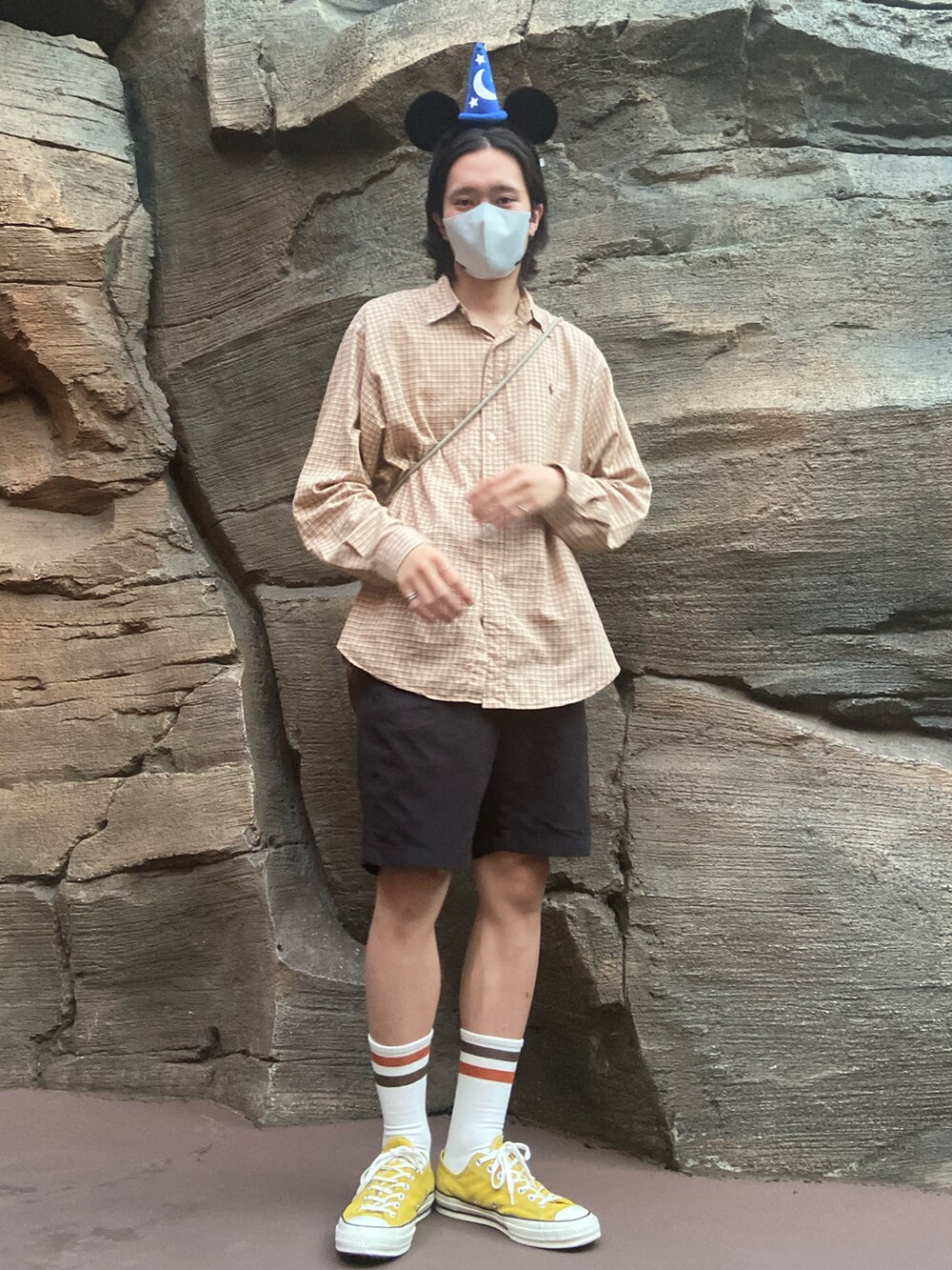 イエロー系のシャツ/ブラウス、ブラック系のその他パンツ、イエロー系のスニーカーを着用したメンズの夏コーディネートの2枚目の写真