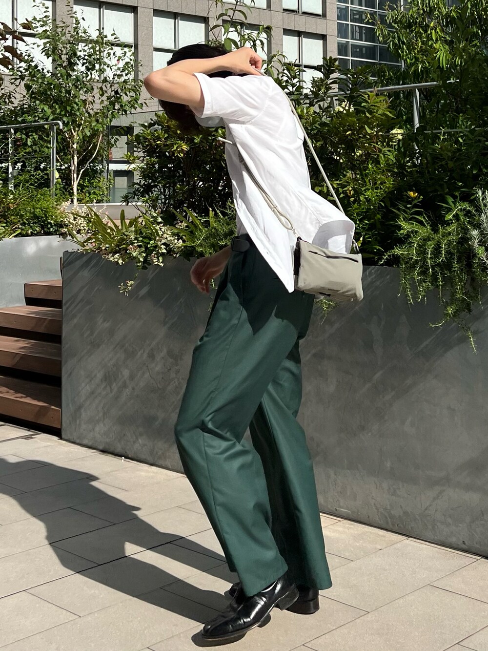 グリーン系のその他パンツ、ブラック系のドレスシューズ、ホワイト系のタンクトップを着用したメンズの夏コーディネートの2枚目の写真