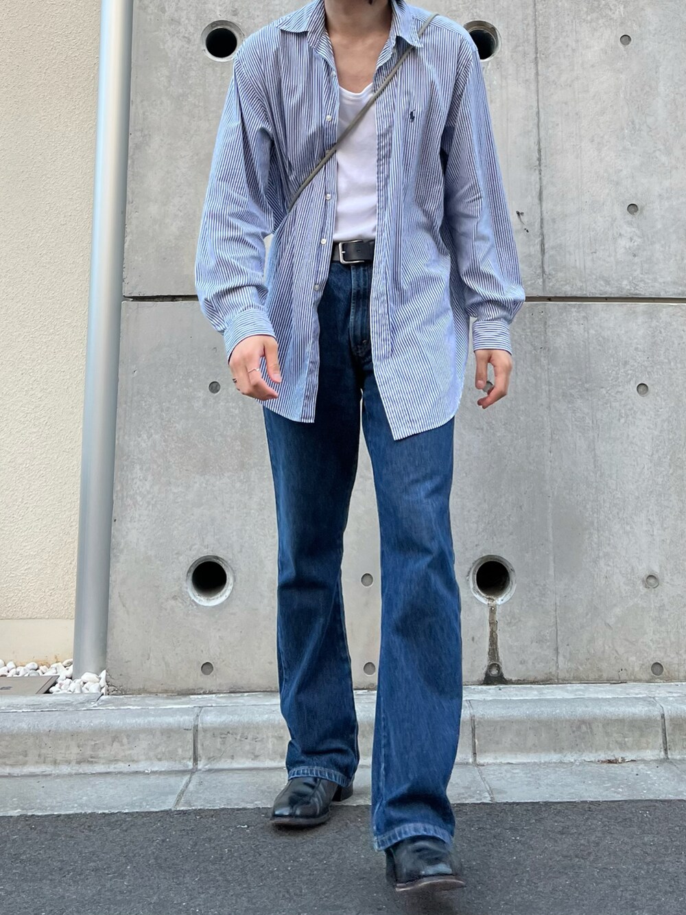 ブルー系のシャツ/ブラウス、ブルー系のデニムパンツ、グレー系のショルダーバッグを着用したメンズの夏コーディネートの2枚目の写真