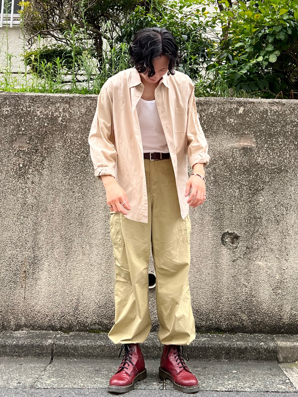 ホワイト系のタンクトップ、ベージュ系のカーゴパンツ、ブラウン系のブーツを着用したメンズの秋コーディネートの2枚目の写真