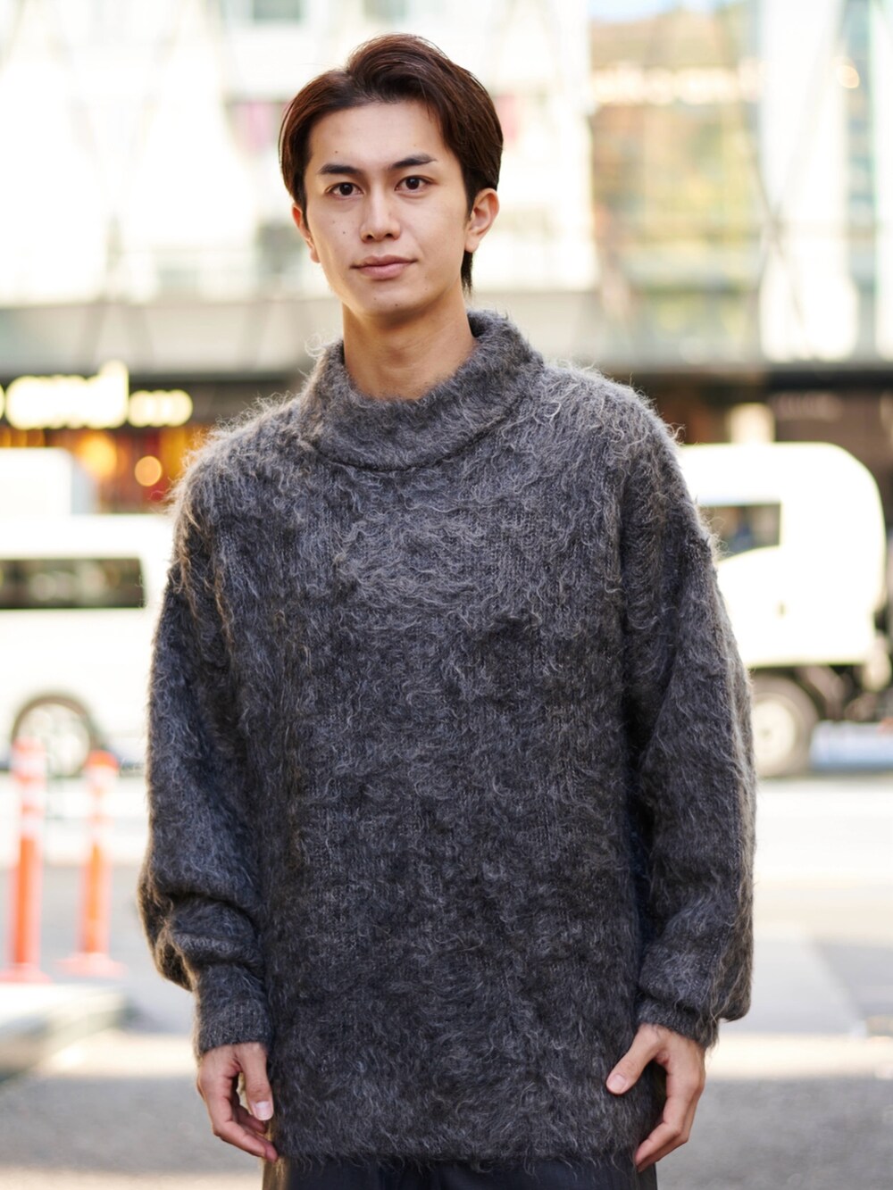 ブラック系のニット/セーターを着用したメンズの秋コーディネートの4枚目の写真