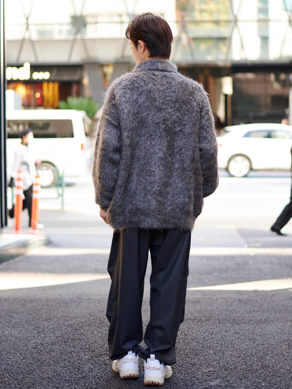 ブラック系のニット/セーターを着用したメンズの秋コーディネートの3枚目の写真