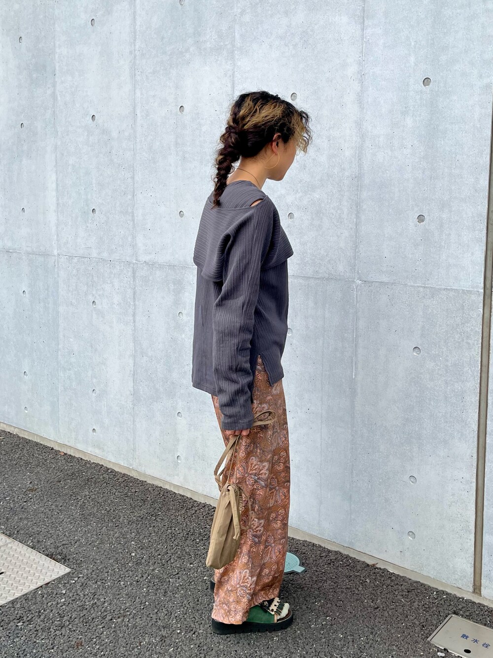 グレー系のTシャツ/カットソー、ベージュ系のショルダーバッグ、その他のパンツを着用したレディースの春コーディネートの3枚目の写真